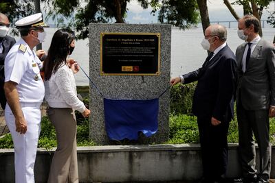 El embajador de España en Brasil, Fernando García Casas (2d); el cónsul español en Río de Janeiro, Luis Prados Covarrubias (d); el comandante del Primer Distrito Naval de la Marina de Brasil, vicealmirante Eduardo Machado (i), y  Anna Laura Valente Secco (2i), secretaria municipal de conservación, inauguran una placa conmemorativa del quinto centenario de la primera circunnavegación a la tierra realizada por Fernando de Magallanes y Juan Sebastián de Elcano entre 1519 y 1522, durante un acto hoy en el puerto de Río de Janeiro.
