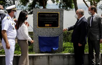 El embajador de España en Brasil, Fernando García Casas (2d); el cónsul español en Río de Janeiro, Luis Prados Covarrubias (d); el comandante del Primer Distrito Naval de la Marina de Brasil, vicealmirante Eduardo Machado (i), y Anna Laura Valente Secco (2i), secretaria municipal de conservación, inauguran una placa conmemorativa del quinto centenario de la primera circunnavegación a la tierra realizada por Fernando de Magallanes y Juan Sebastián de Elcano entre 1519 y 1522, durante un acto hoy en el puerto de Río de Janeiro.