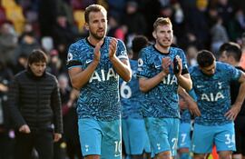 El delantero inglés del Tottenham Hotspur, Harry Kane (2L), aplaude a los fanáticos en el campo después del partido de fútbol de la Premier League inglesa entre Brentford y Tottenham Hotspur en el Gtech Community Stadium de Londres el 26 de diciembre de 2022.