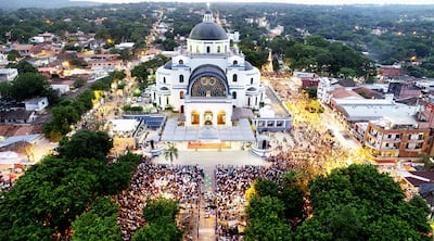 Así lucía al amanecer de ayer la Basílica de la Virgen de los Milagros de Caacupé momentos antes de la celebración de la Misa Central cuando la gente iba llegando para participar de la celebración eucarística. Se estima que durante toda la festividad llegaron 3.000.000 de personas.