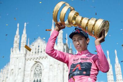 El colombiano Egan Bernal celebra su conquista en el Giro de Italia, que concluyó en Milán. EFE