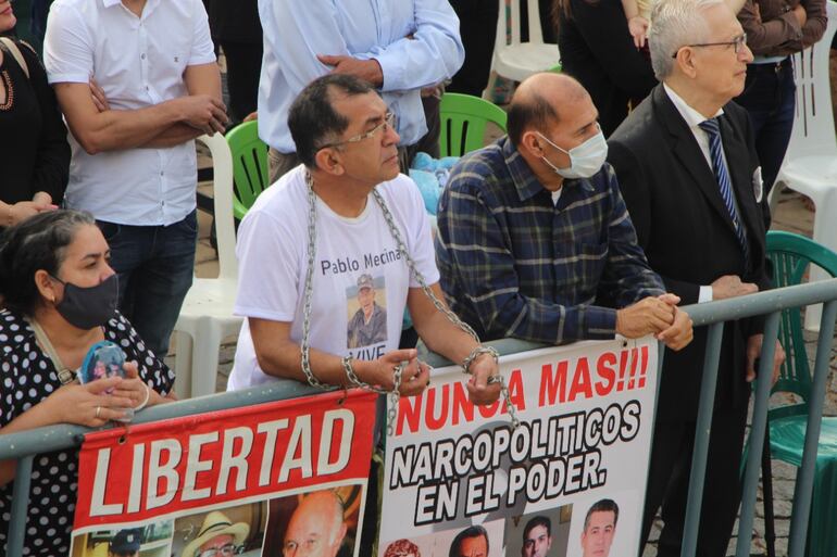 Los fieles acudieron con carteles expresando “Nunca más narco políticos en el poder”