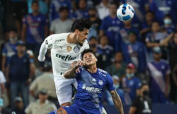 Gustavo Gómez cabecea el balón superando en el salto a Alexis Zapata, del Emelec.