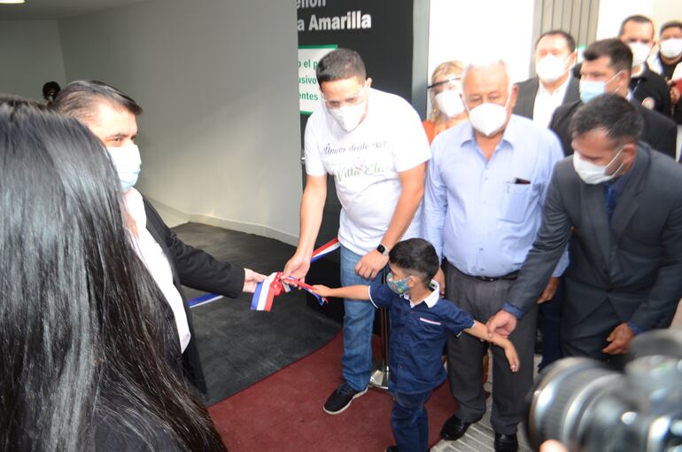 Inauguración del segundo pabellón de contingencia del hospital de Villa Elisa, que lleva el nombre de la obstetra fallecida, Fátima Amarilla. Además del ministro de salud, Julio Borba, el intendente local, Ricardo Estigarribia, estaba el hijo menor de la profesional fallecida.