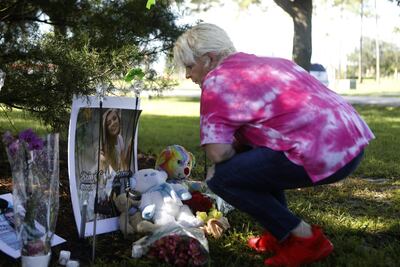 Doreen Folk, de Nueva York, deja un oso de peluch y flores en un improvisado memorial dedicado a Gabby Petito en North Port, Florida.