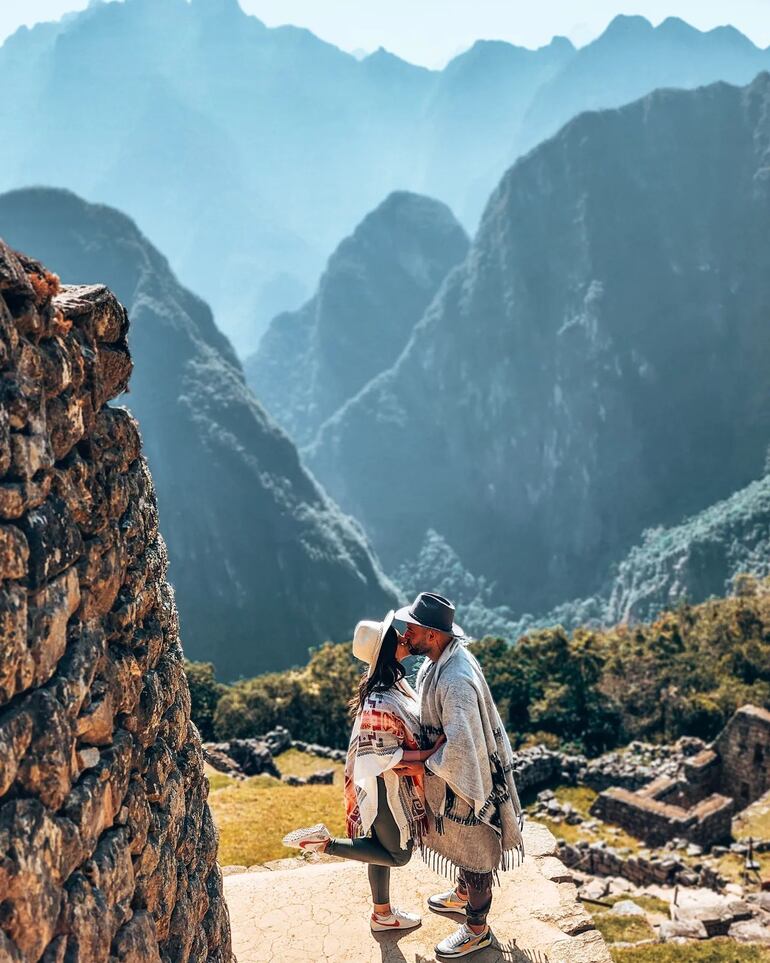 Enamorados, Óscar Pintos y Paola Alonso dándose un romántico beso en tierras incas. (Instagram/Óscar Pintos)