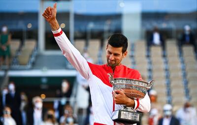 El serbio Novak Djokovic celebra conquistar su segunda Copa de los Mosqueteros. Foto: AFP