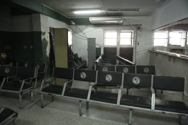 Imagen que refleja la lentitud en la refacción. Sillas de espera amontonadas en lo que parece más bien un depósito provisorio.