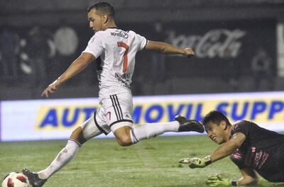 Néstor Camacho, a poco de su ingreso, supera la salida del arquero Juan Espínola, para rematar de zurda y anotar el tercer gol de Olimpia, que extiende su ventaja en la punta.