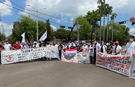 Médicos al momento de manifestarse sobre Mariscal López y Kubitschek este lunes.