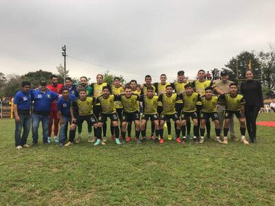 El cuadro del Club 14 de Mayo FBC de Yegros, flamante campeón de este año. Claudia Jiménez, la presidenta, aparece con los jugadores