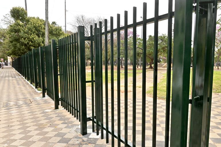 Las rejas de la Plaza de Armas están pintadas de color verde. 