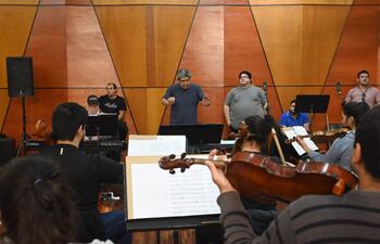 Luis Álvarez dirigiendo a los músicos de la OSN junto a Pablo Simón y el tenor Francesco durante uno de los ensayos para el concierto "Sopranos & Tenores".