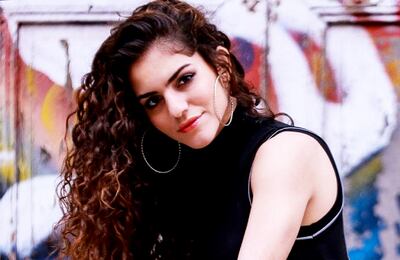 A sus 20 años, Meli Galeano se abre paso en la música iniciando su carrera como solista.