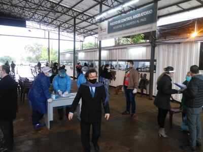 Personal de salud está controlando a los argentinos antes de abandonar Paraguay.