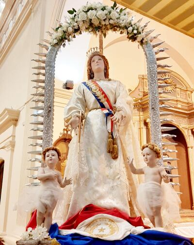 La Virgen fue vestida de blanco en honor a los médicos y enfermeras.