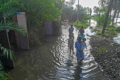 Vecinos de una zona afectada por inundaciones en Sukkur, en la provincia de Sindh, Pakistán.