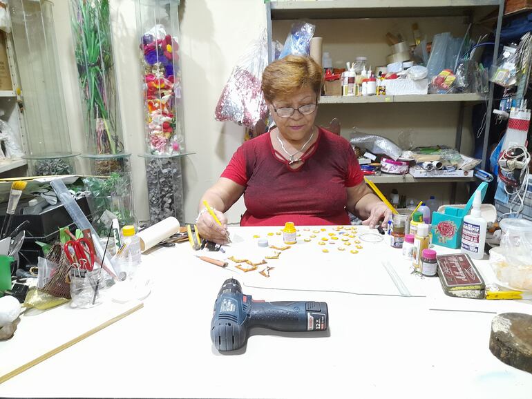 Gladys Agusti viuda de Lomaquiz, artesana ayolense.