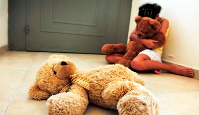 “Los niños dependen de muchos adultos a medida que crecen. Los padres, familiares, maestros y trabajadores de cuidado infantil brindan a los niños amor, apoyo y orientación”.