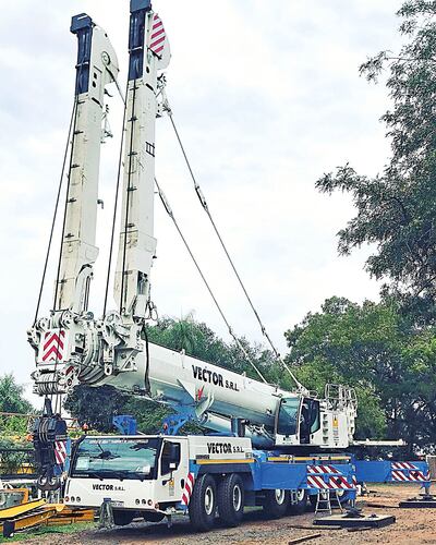 Maquinaria de izaje de Vector SRL, en plena tarea.