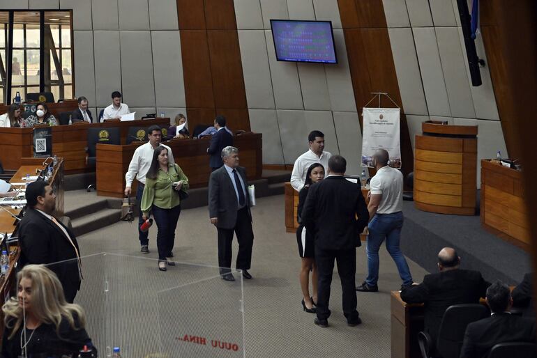 Diputados liberales y oficialistas se retiran de la sala de sesiones para evitar un pedido de extraordinaria "sorpresa" en medio de la sesión ordinaria para enterrar el juicio político a Sandra Quiñónez.
