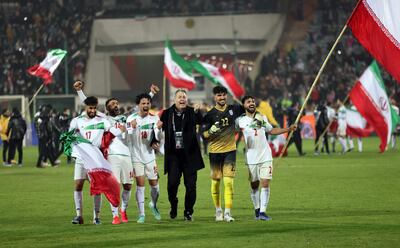 El entrenador Dragan Skocic festeja con algunos de sus jugadores la clasificación de Irán al Mundial de Qatar 2022.