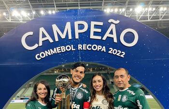 En familia. Gustavo Gómez posa con la Recopa Sudamericana en manos junto a su esposa Jazmín Torres, su hija Pía y sus suegros, Uvaldina y Rodyn Torres.