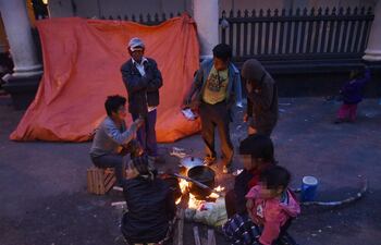 Niños pequeños muy vulnerables se encuentra en el sitio, y los reponsables comunitarios se oponen al traslado al albergues por "diferencias" con otro grupo de indígenas.