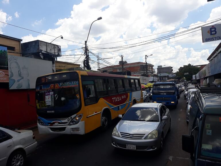 El circuito comercial de San Lorenzo realmente colapso debido al tráfico vehicular.