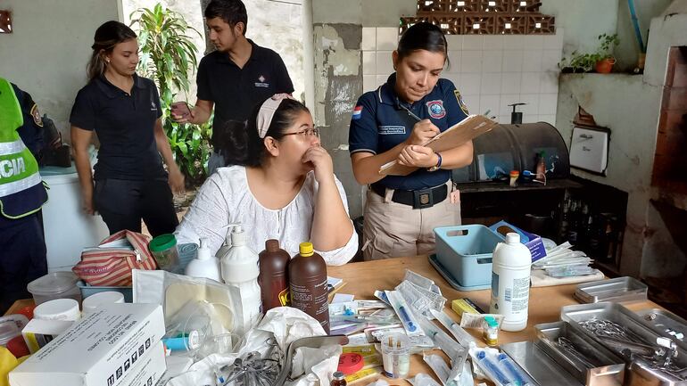 La fiscalía se incautó de varias evidencias para la verificación en el laboratorio forense.