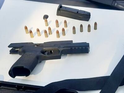 La pistola calibre 9 mm hallada en poder del ahora detenido.