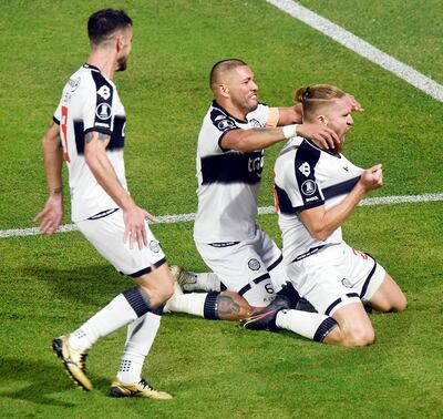 Isidro Pitta  festeja uno de sus tantos (la Conmebol marcó autogol del arquero el segundo), con el capitán Richard Ortiz y Alejandro Silva. Gran noche del Decano en Para Uno para salvar el semestre con la clasificación.