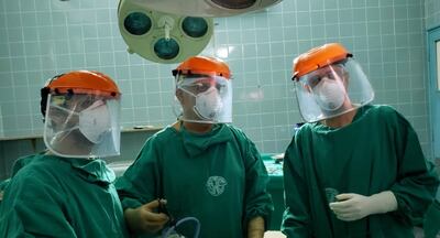 Una de las primeras operaciones en “modo covid” realizada por los médicos a quienes en la foto se observa que cumplieron con todas las medidas sanitarias.