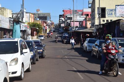 Vista actual del sector del nuevo circuito comercial, con muy escasa presencia de compradores.
