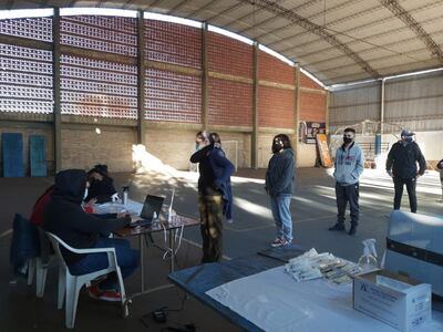 Ciudadanos formando fila para recibir la vacuna contra la influenza en el Salesianito.