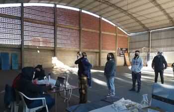 Ciudadanos formando fila para recibir la vacuna contra la influenza en el Salesianito.