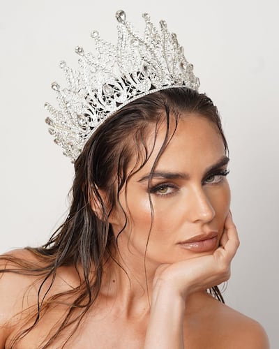 La Universal Woman Paraguay Lourdes Motta se destacó en Dubái con su traje típico de ñandutí.