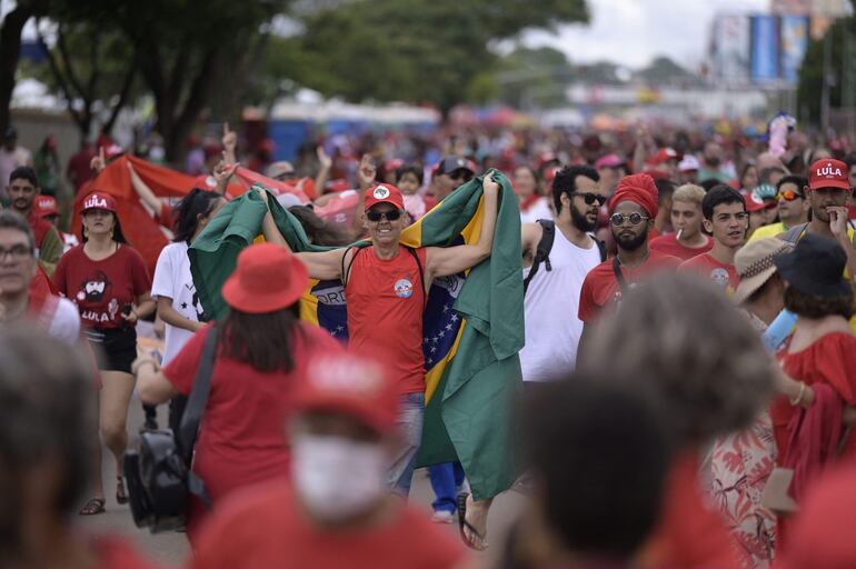Partidarios de Lula da Silva llegan a la Explanada de los Ministerios, en Brasilia, para la ceremonia de asunción este domingo.