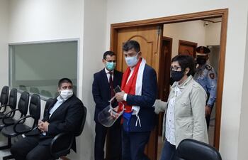 Efraín Alegre llevó puesta la bandera a la audiencia. Pero al empezar se la quitó.