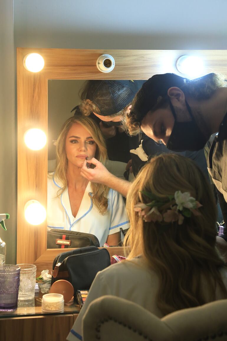 La novia fue maquillada por Augusto Santiviago, y peinada por Jorge Benítez. 