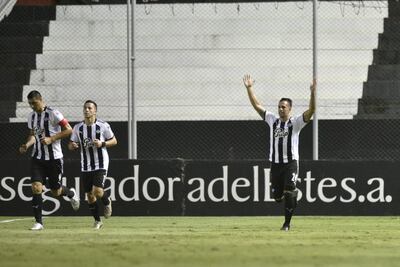 Habría una buena cantidad de positivos en el plantel de Libertad.