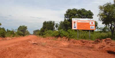 Un enorme cartel promocional de la obra de empedrado que quedó abandonada en el año 2018 se puede ver en un punto del tramo.