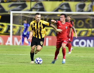 Luis Fariña se escapa de la marca de un uruguayo para generar otro ataque para Guaraní