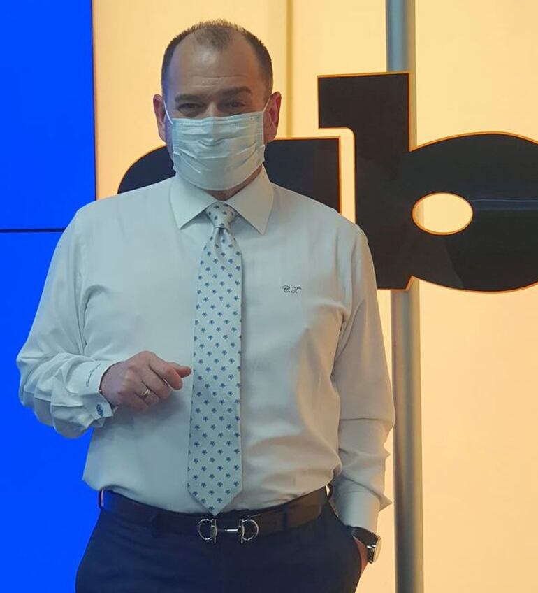 Carios Troche llegando a ABC 730 AM para el Noticiero Cardinal.