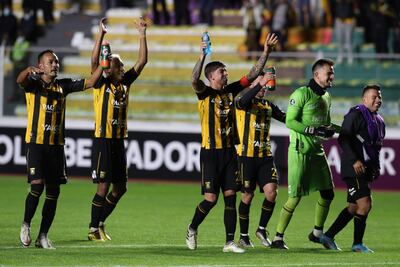 El paraguayo Ismael Benegas (i) celebra con sus compañeros la clasificación de The Strongest a la tercera fase de la Copa Libertadores 2022.