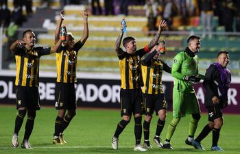 El paraguayo Ismael Benegas (i) celebra con sus compañeros la clasificación de The Strongest a la tercera fase de la Copa Libertadores 2022.