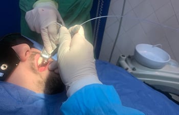 El láser se utiliza en extracciones dentarias, mejora la cicatrización, reduce el edema y dolor postoperatorio.