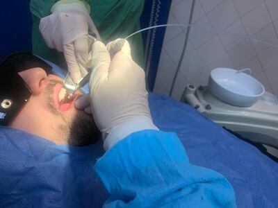 El láser se utiliza en extracciones dentarias, mejora la cicatrización, reduce el edema y dolor postoperatorio.