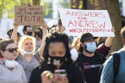 Manifestantes protestan por la muerte de Andrew Brown, este lunes en Elizabeth City.