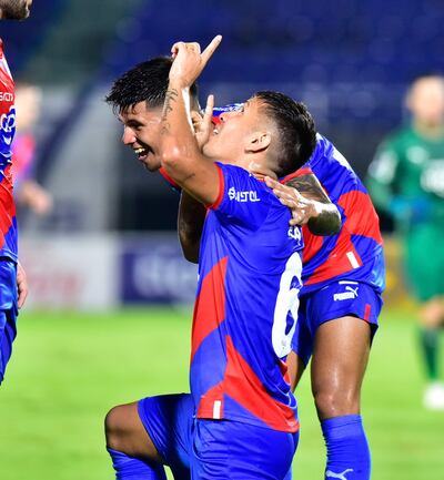 Rafael Carrascal festeja su gol con la “Pantera” Robert Osmar Morales.